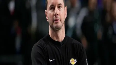 【精彩瞬间！利物浦半场领先狼队2-0，维尔茨首秀破门，赫拉芬贝赫一击制胜】